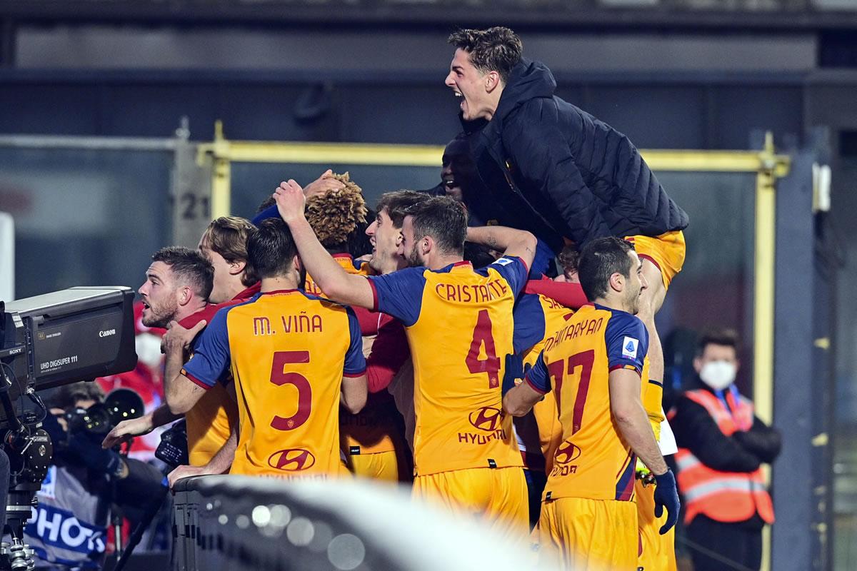 Jugadores de la Roma celebrando uno de los goles en Bérgamo.