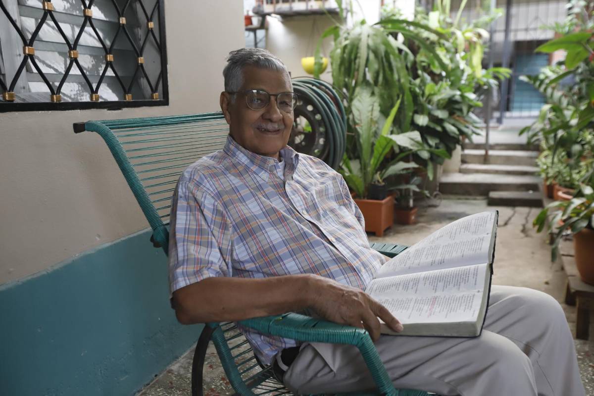 Fundó más de 100 iglesias y a sus 92 años sigue pastoreando