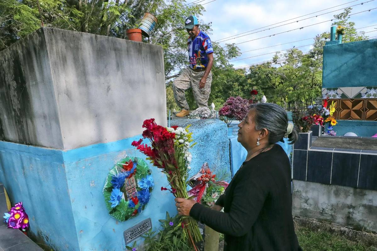 Flores, música y recuerdos; hondureños visitan cementerios en el Día de Difuntos