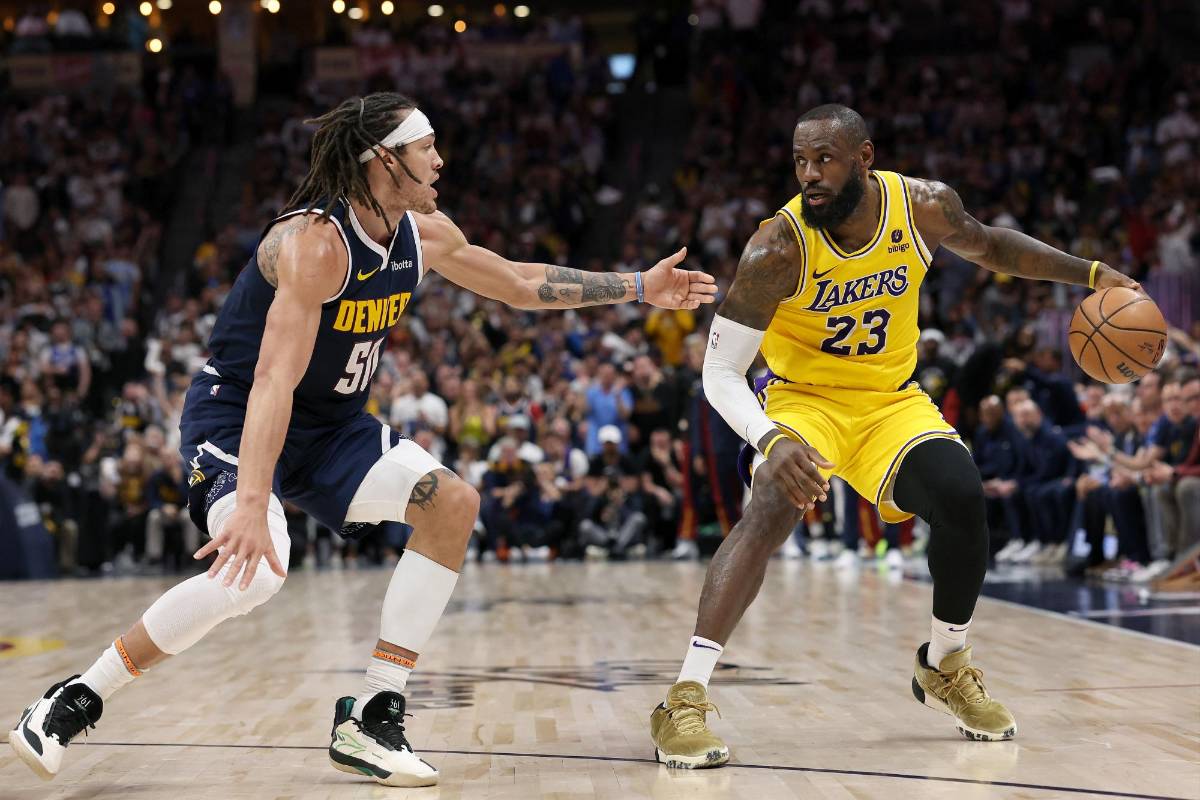 LeBron sumó 30 puntos, 9 rebotes y 11 asistencias en su lucha por evitar la segunda derrota en primera ronda de sus 17 participaciones en playoffs.