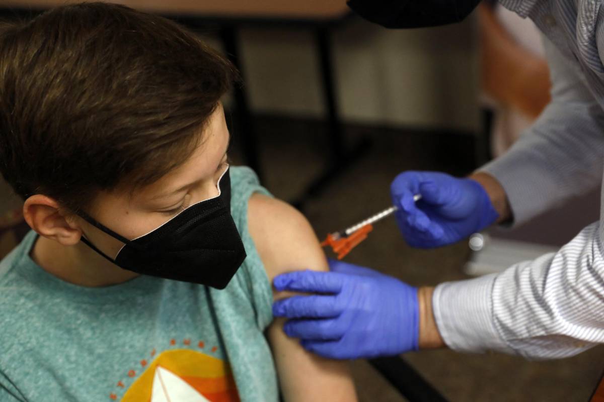 FDA afirma que beneficios superan a riesgos en vacunación de niños