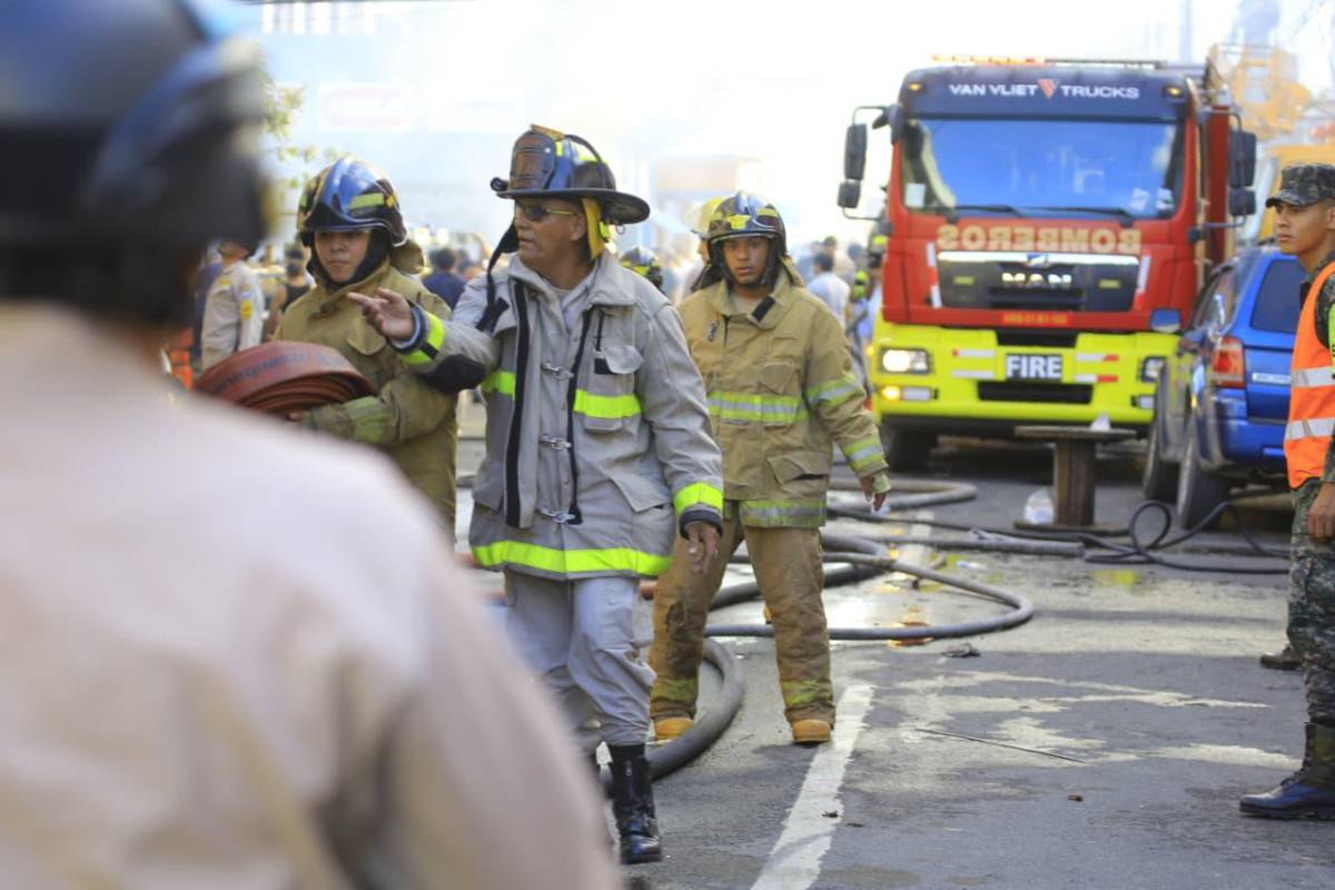 Fotos del feroz incendio que arrasó con edificio en San Pedro Sula
