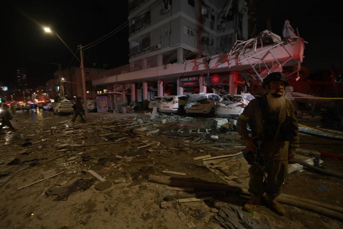 Nueva oleada de misiles de Irán deja diez muertos en Israel, que promete venganza