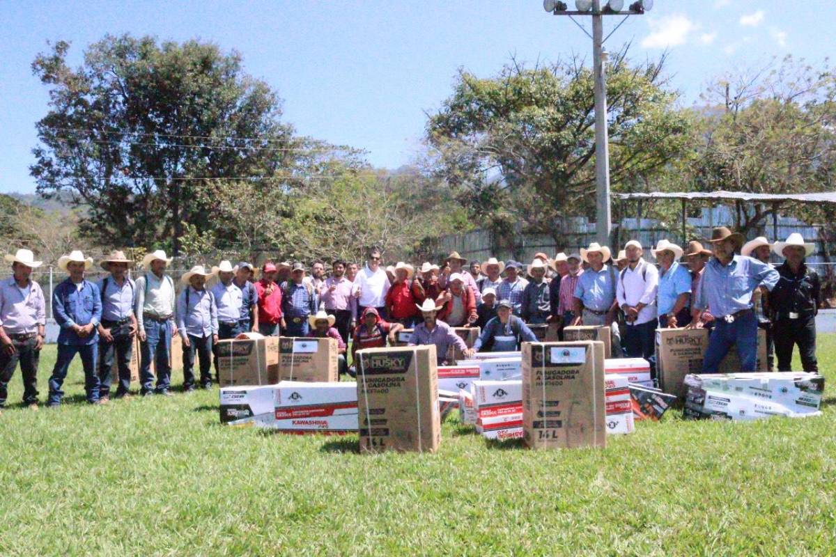 Entregan insumos a más de 3,000 caficultores de occidente