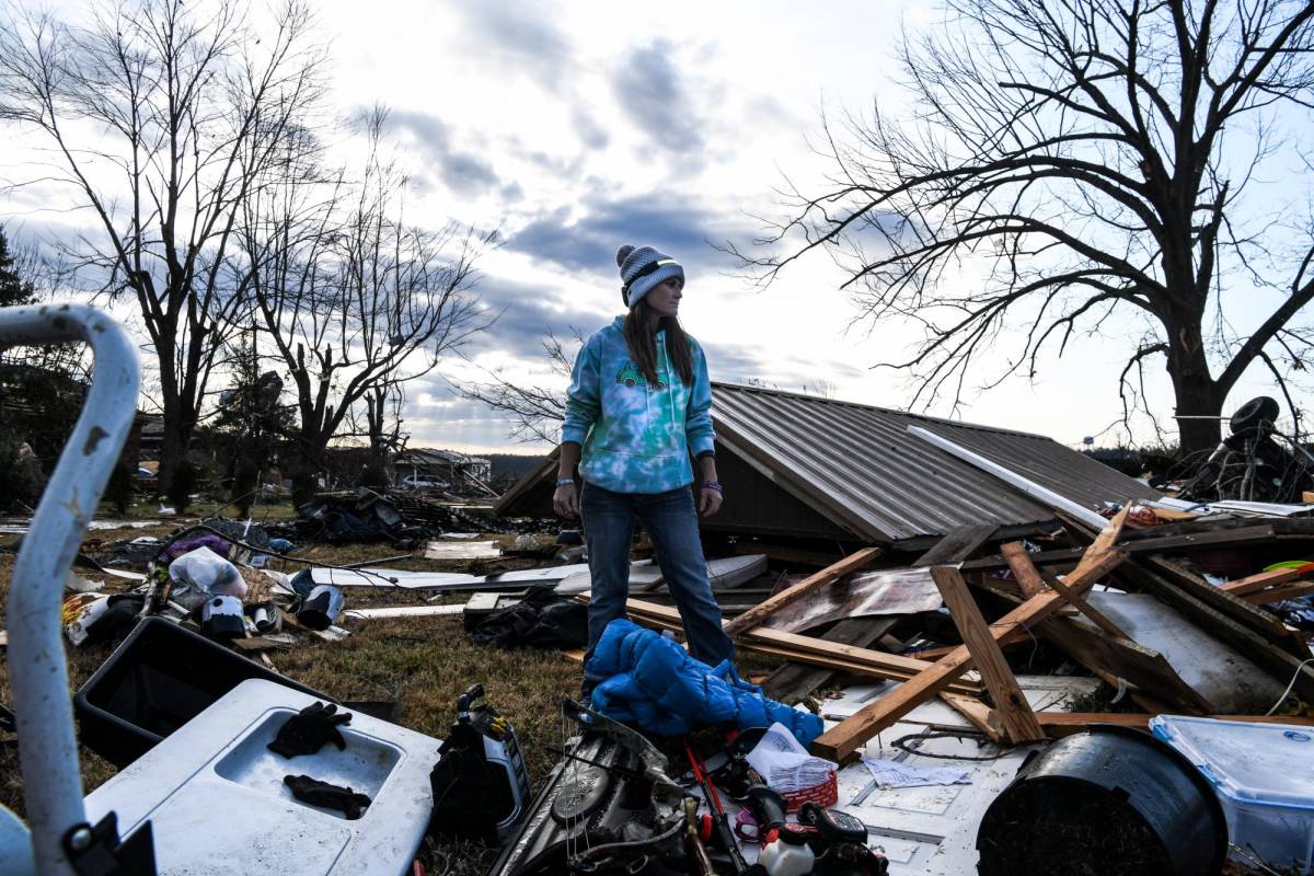 Ashley McKnight inspecciona los restos de su casa tras el azote de un gigantesco tornado el fin de semana.