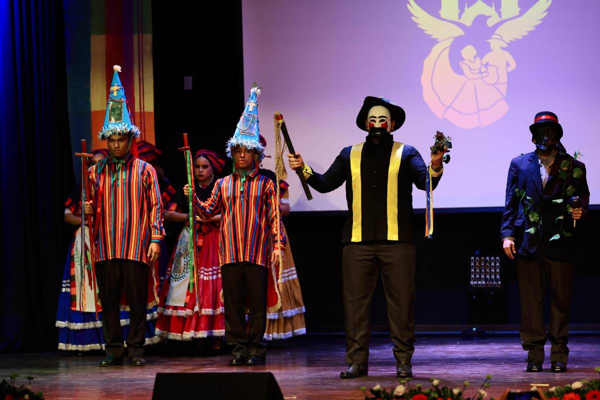 Artistas nacionales e internacionales brillan en espectacular festival folclórico