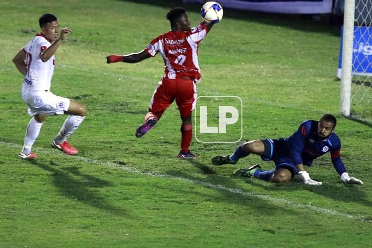 Edrick Menjívar le tapó una ocasión clara a Rafael Agámez.