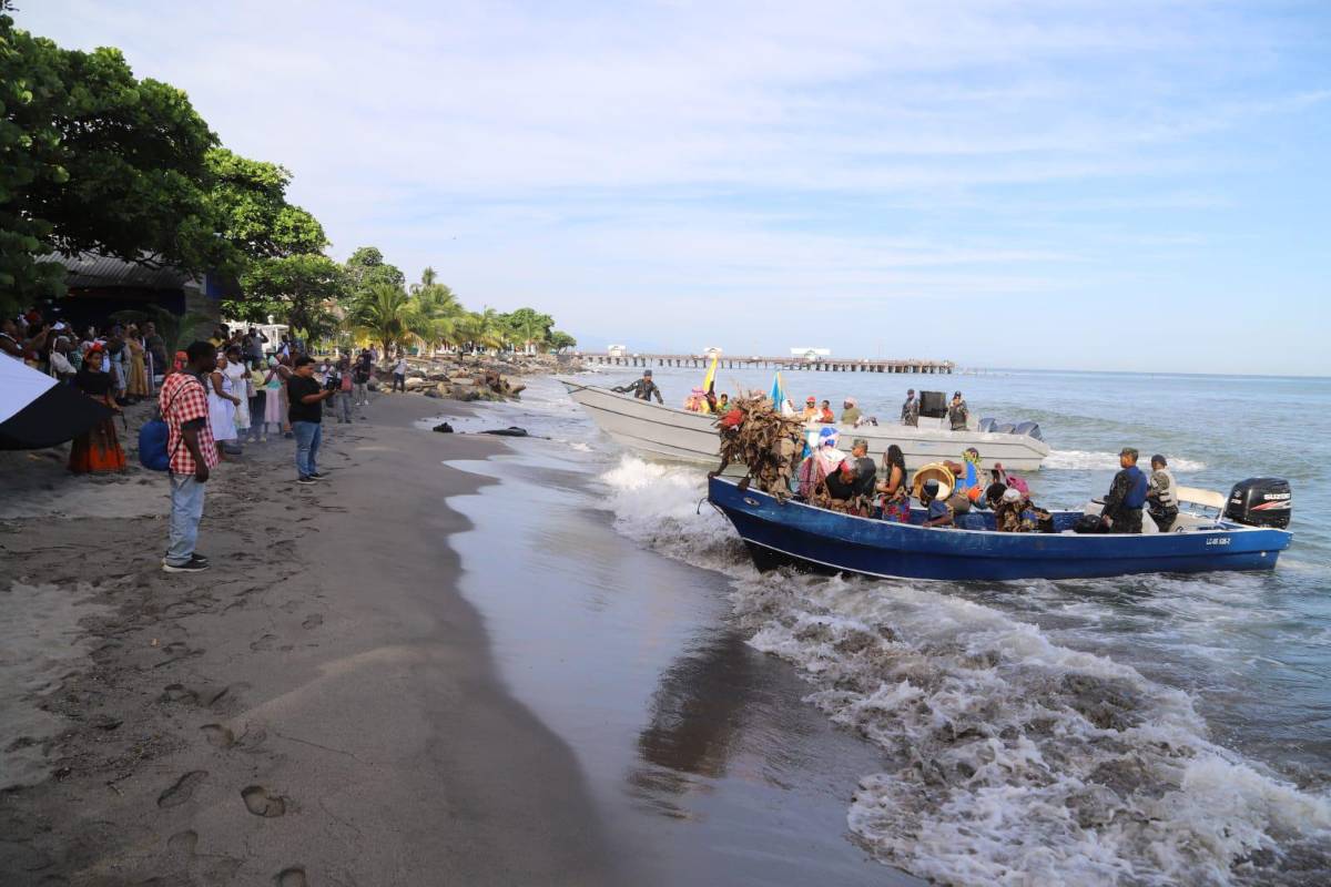 Imágenes: garífunas recrean su llegada a Honduras hace 228 años