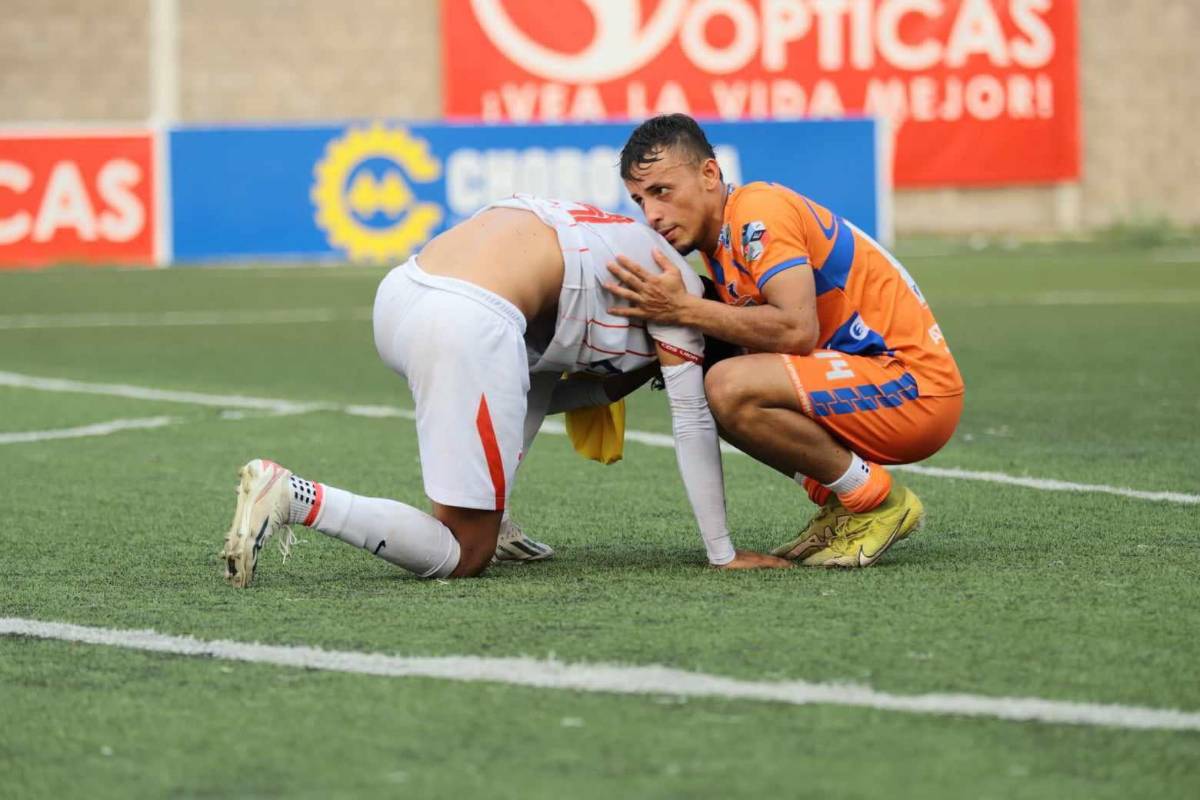 El consuelo de los jugadores de la UPNFM a los del Vida tras el descenso.