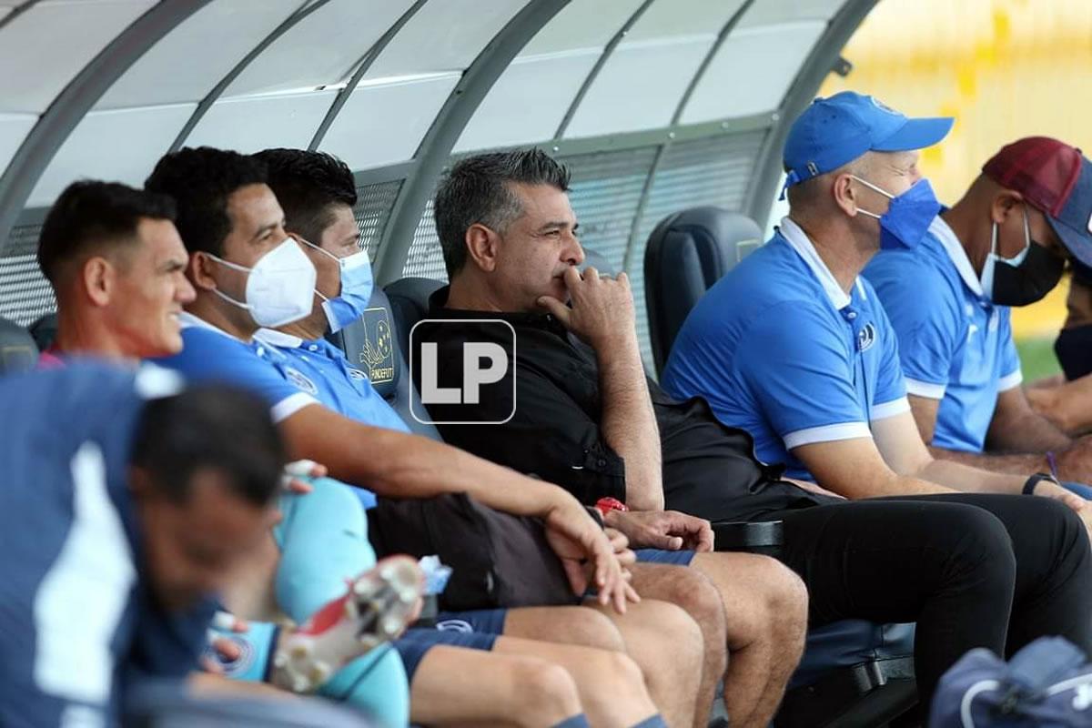 Diego Vázquez y su cuerpo técnico en el último partido en el Motagua.