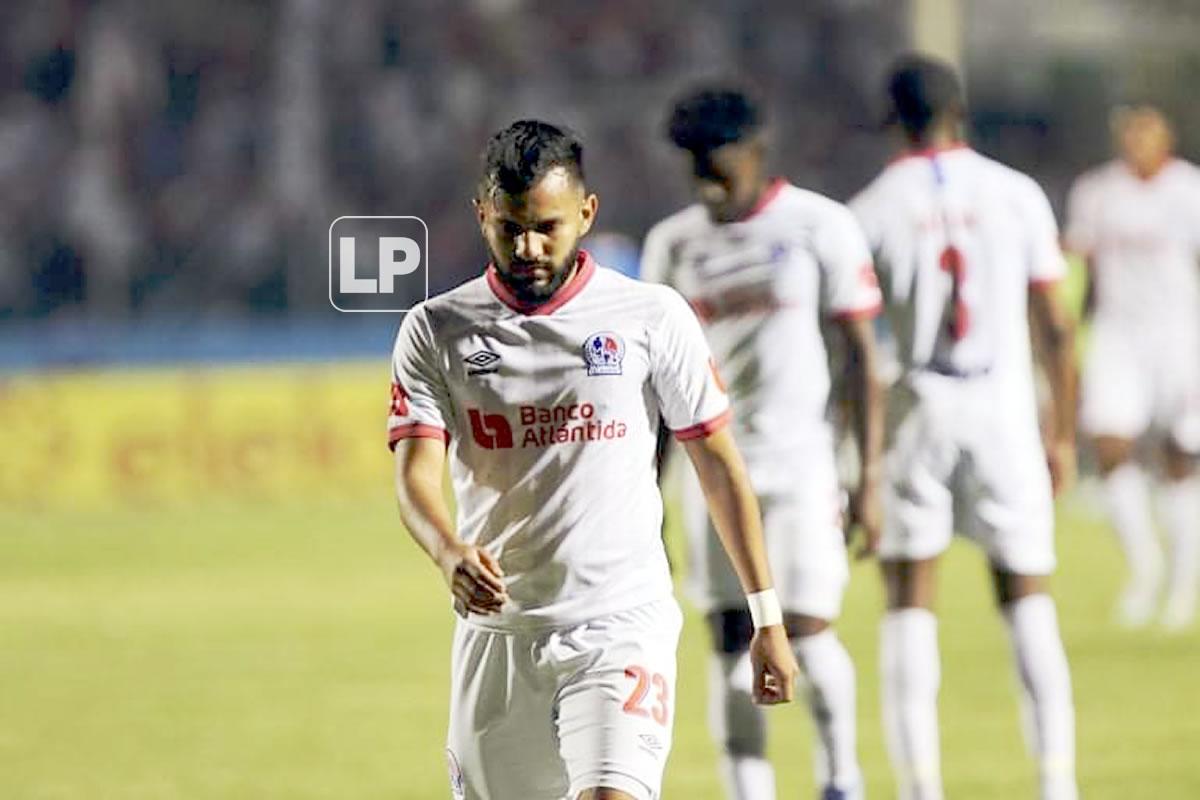 Jorge Álvarez, cabizbajo tras la eliminación del Olimpia.