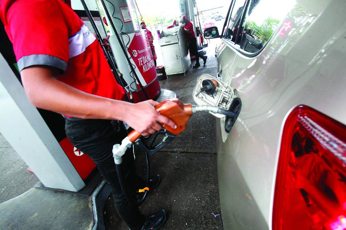 Las gasolinas bajarán de precio el lunes; el diésel subirá 16 centavos
