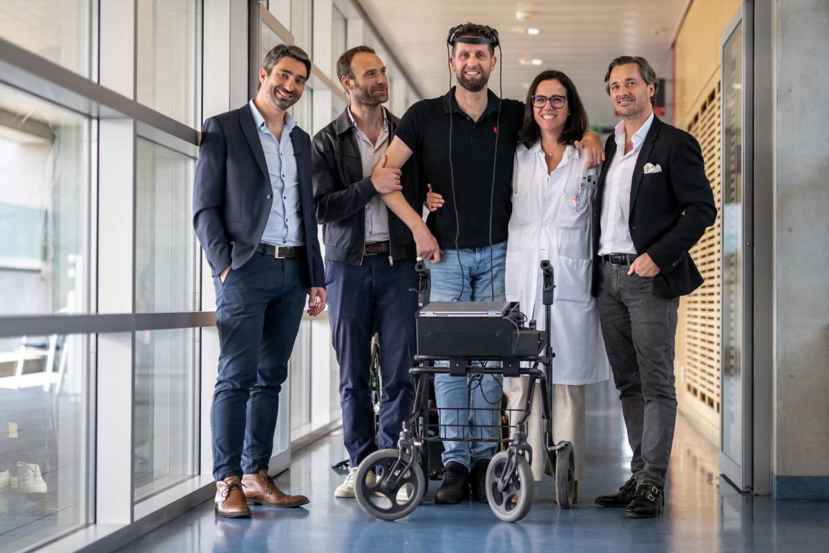 (Desde la izquierda) Jefe del Programa de Interfaz Cerebro-Computadora en el CEA, Guillaume Charvet de Francia, jefe del Programa de Interfaz Cerebro-Computadora en el Instituto Federal Suizo de Tecnología en Lausana (EPFL), el Hospital Universitario de Lausana (CHUV) y Lausana University (UNIL), Henri Lorach de Suiza, Gert-Jan de Holanda.