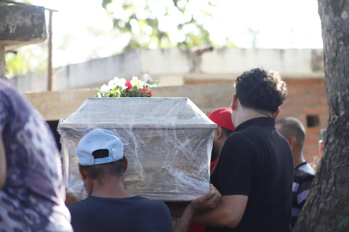 Dolor e impotencia en el último adiós a hermanos víctimas de masacre