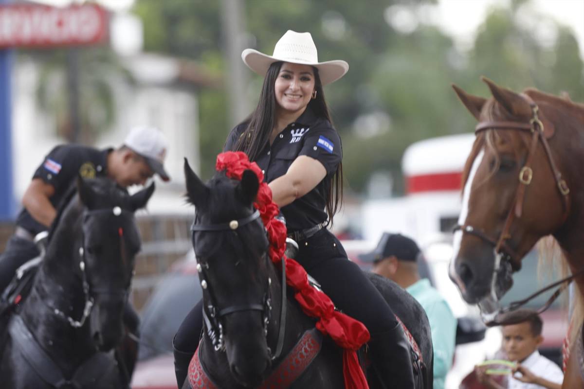 Ambiente, color y tradición: así luce el desfile hípico en San Pedro Sula