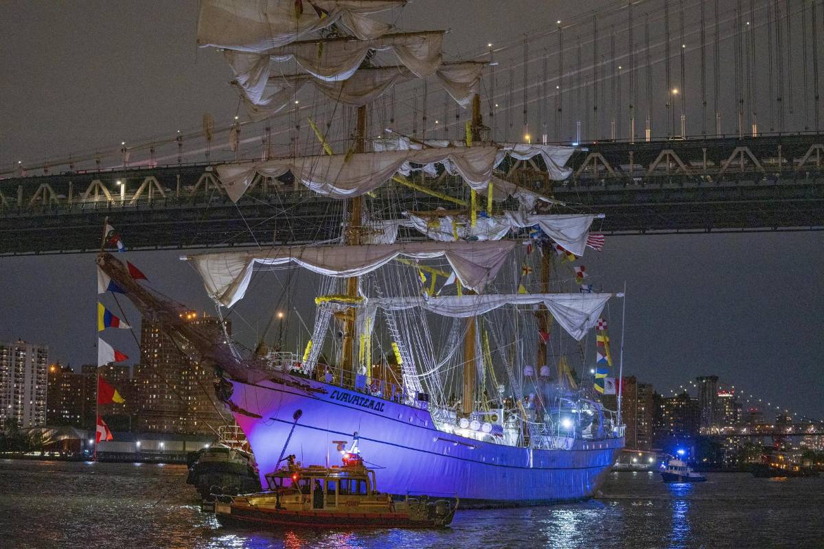 Escalofriantes imágenes del choque de buque mexicano contra el puente de Brooklyn