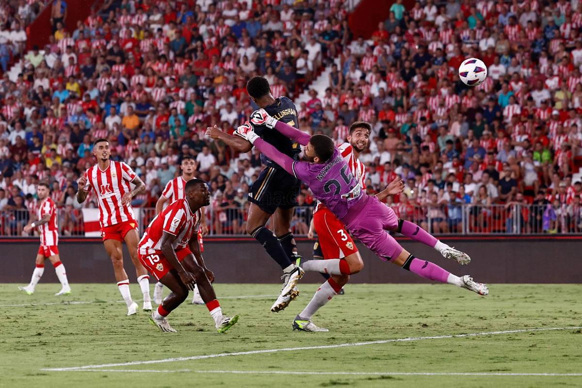 Bellingham le ganó el balón por alto al portero del Almería para su doblete.