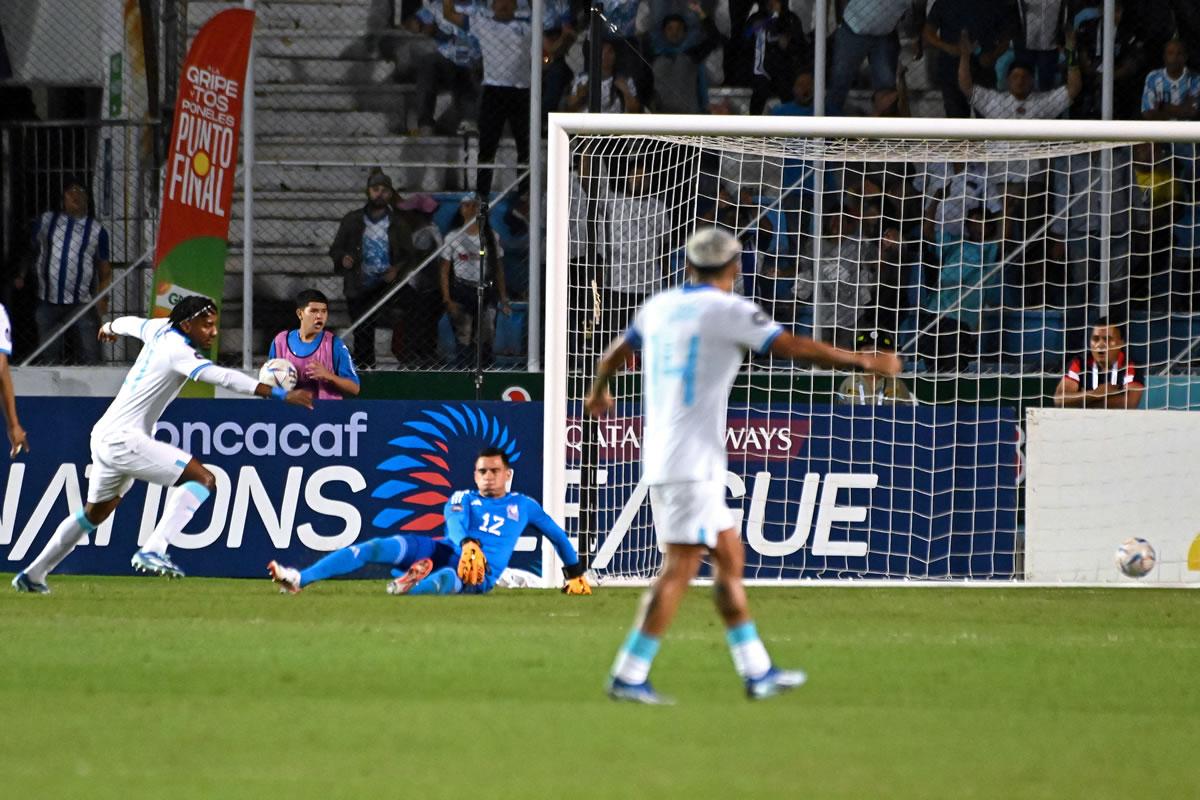 Bryan Róchez marcó el segundo gol de Honduras con un disparo entre las piernas del portero mexicano.