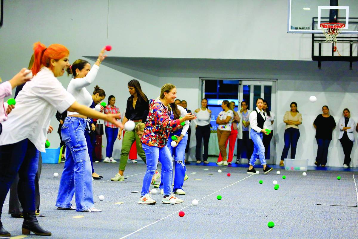 Madres de familia en una de las dinámicas del taller.