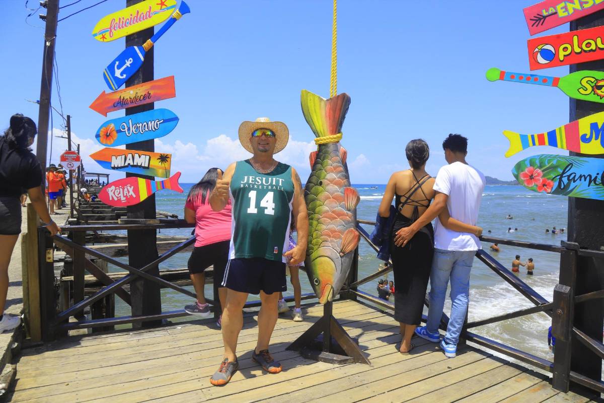 Turistas hondureños abarrotan las playas de Tela, Atlántida