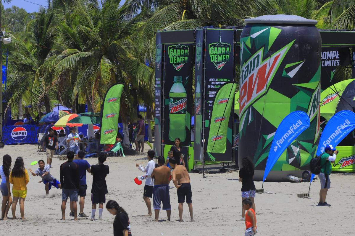Turistas hondureños abarrotan las playas de Tela, Atlántida