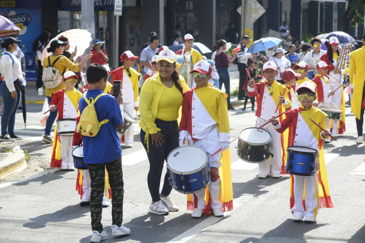 Niños contagian alegría de las fiestas patrias a sampedranos