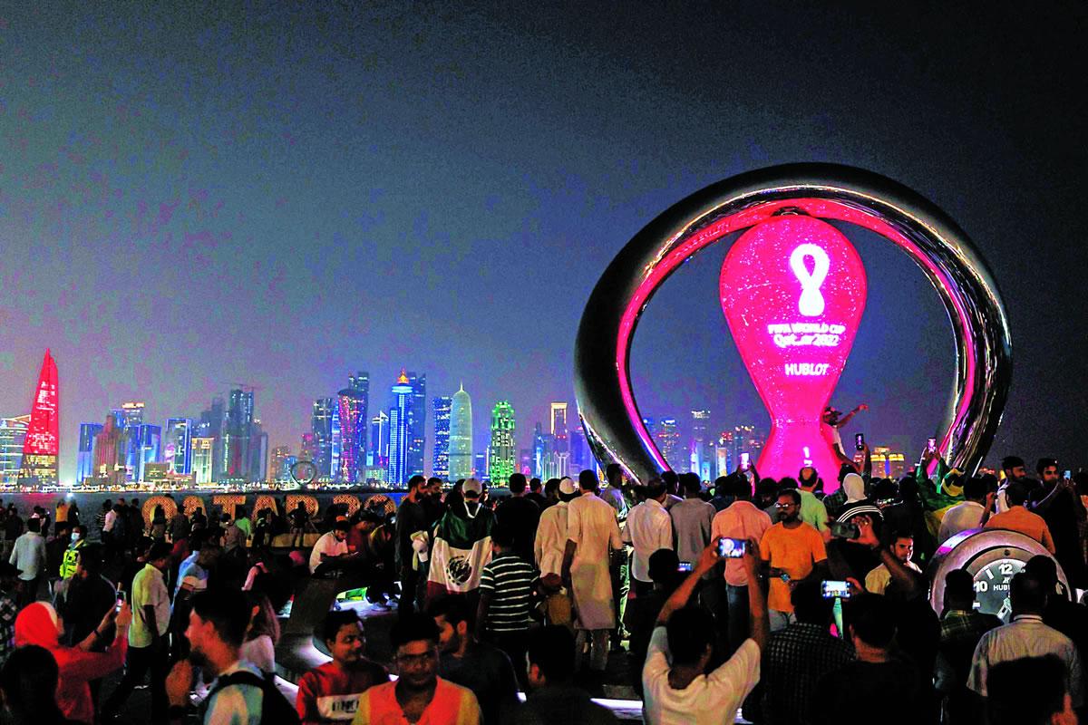 Iluminación. Por todo Qatar hay monumentos sobre el Mundial, y sus lujosos hoteles colaboran con el panorama.