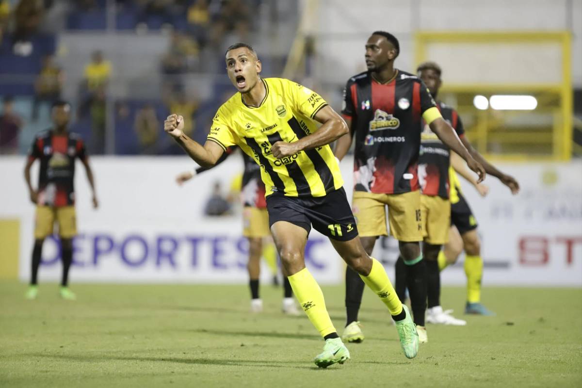 Futbolista sorprende a su bella novia, beso, fiesta del Real España y susto