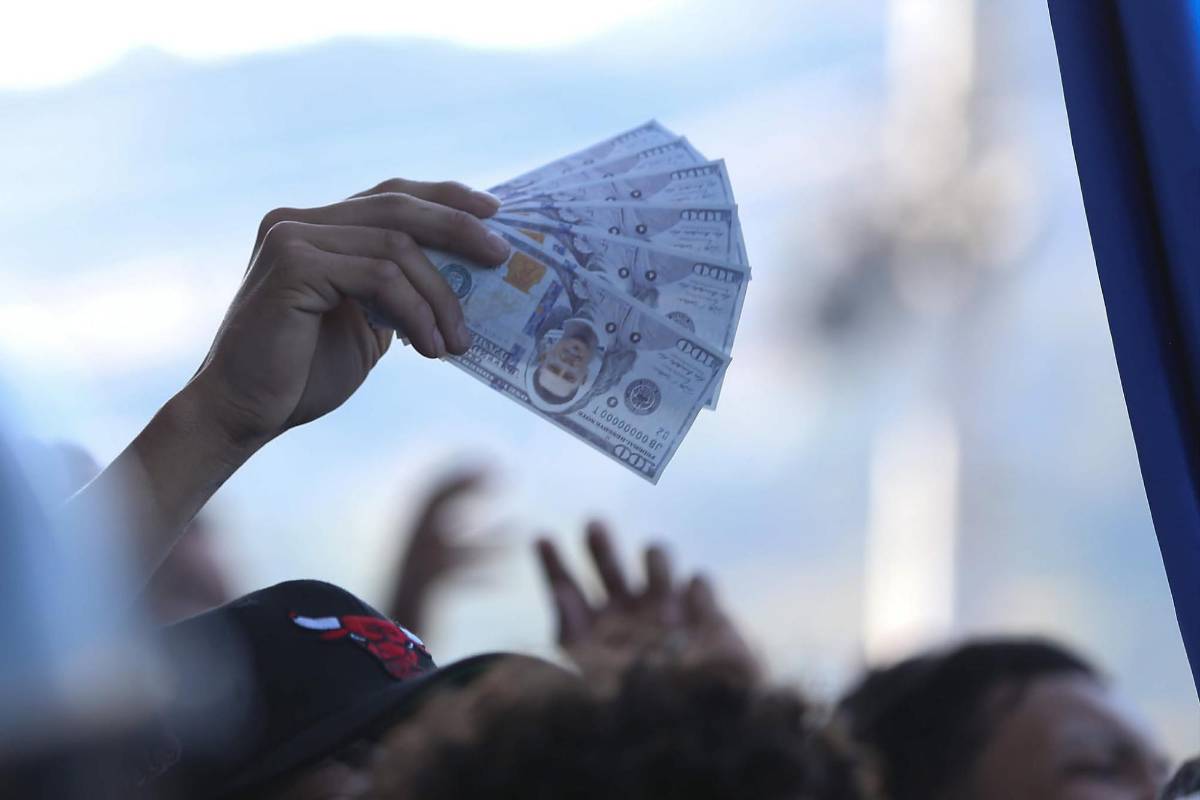 Bellezas, burla a Marathón, lanzan billetes a Henry Figueroa y él reacciona