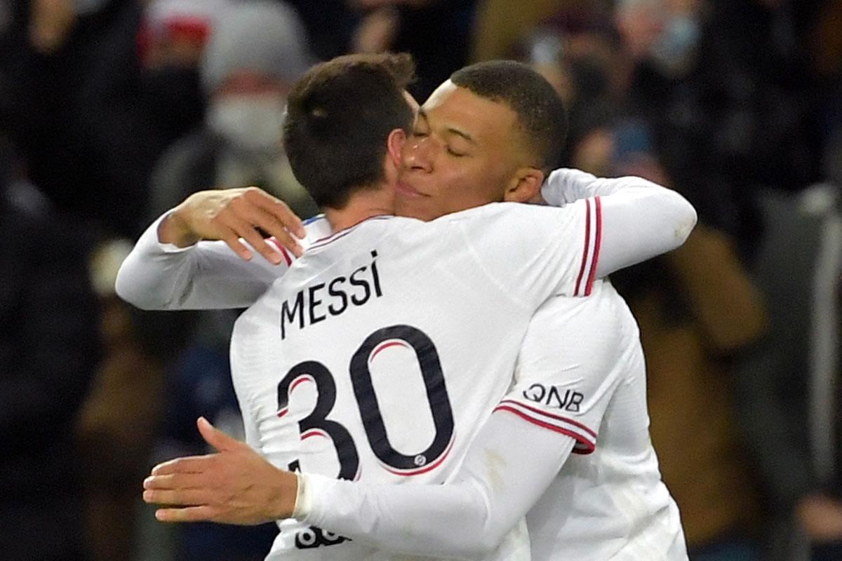 Messi se abrazó con Mbappé tras el gol del francés.