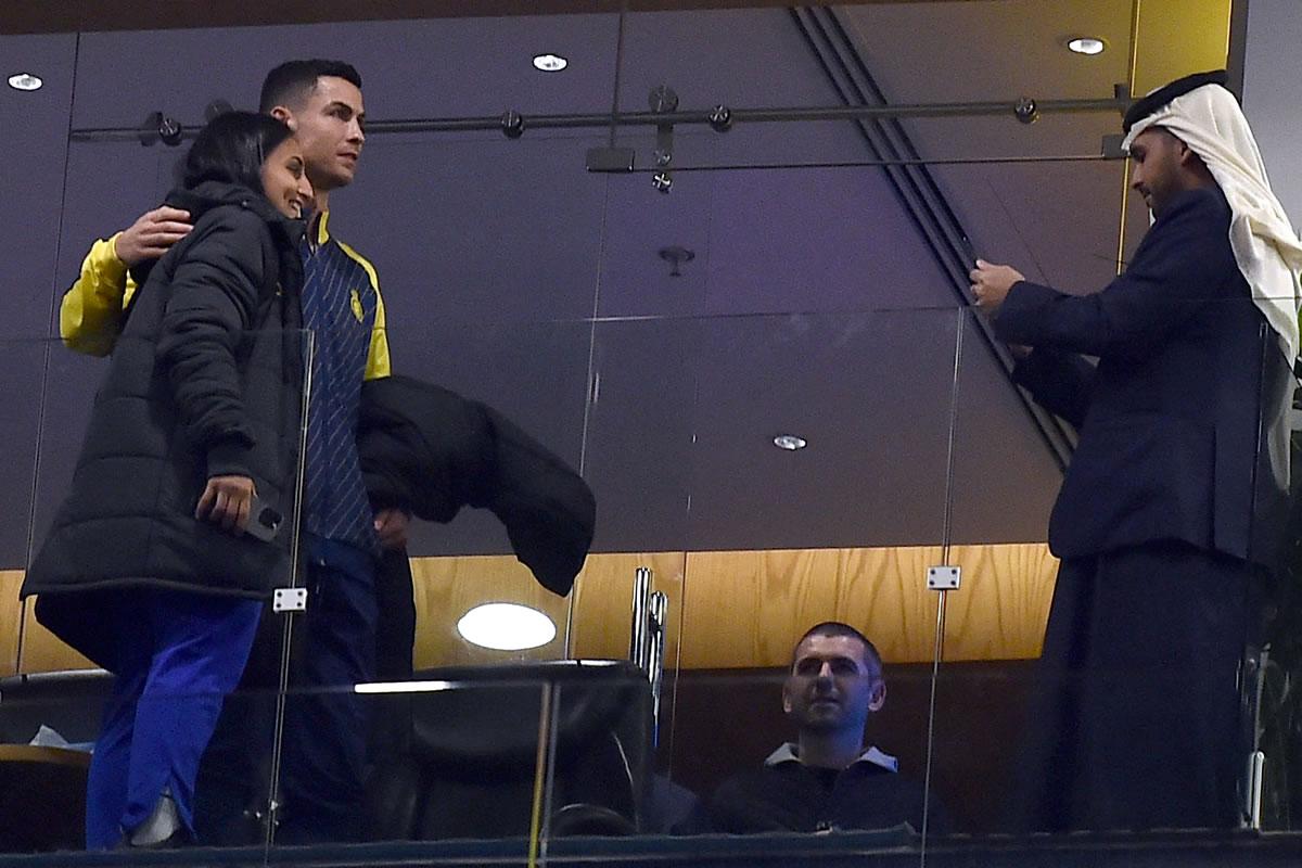 Cristiano Ronaldo fue amable con esta aficionada en el palco del estadio y posó para una foto.