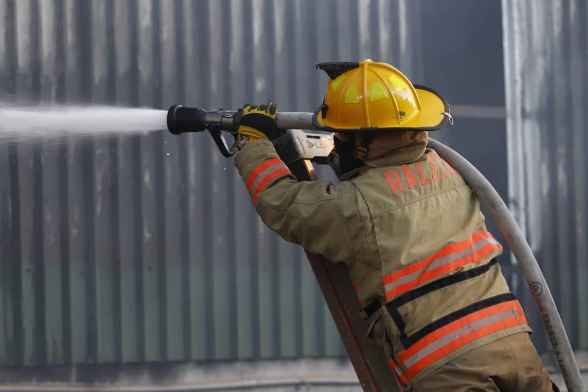 Impactantes imágenes del feroz incendio que arrasó con empresa en Choloma