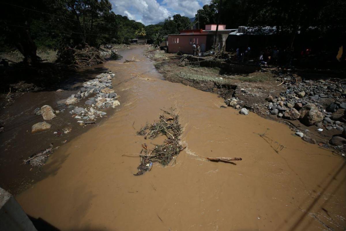 Llanto y caos tras inundaciones en la colonia 1 de Diciembre en Tegucigalpa