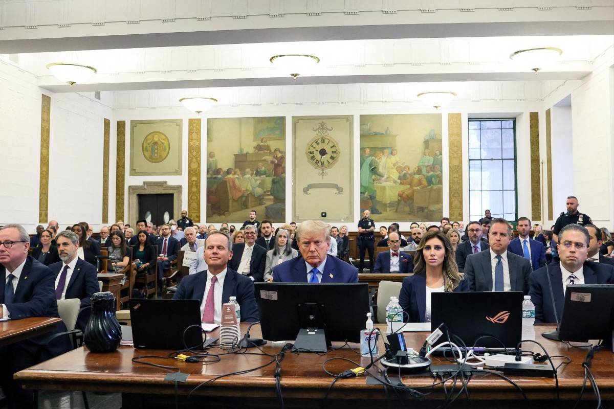 Trump denunció “farsa” judicial al comparecer en el primero de una larga serie de juicios