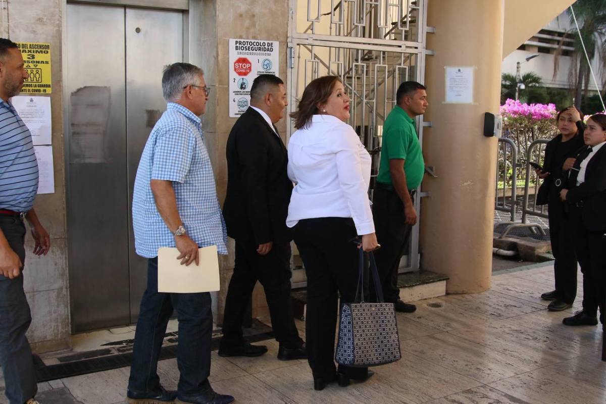 Gladis Aurora López reaparece en el Congreso Nacional tras atentado