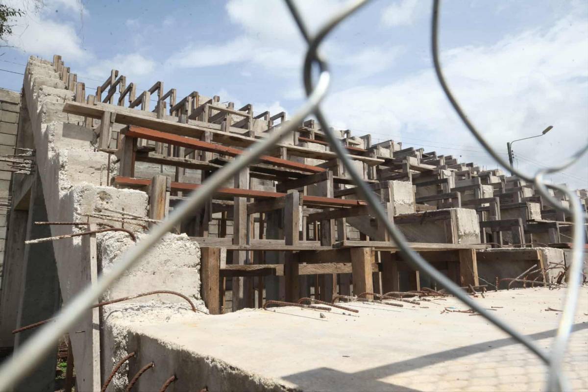 Hermosas chicas, pesadilla del Real España, héroe y caballo en pleno partido
