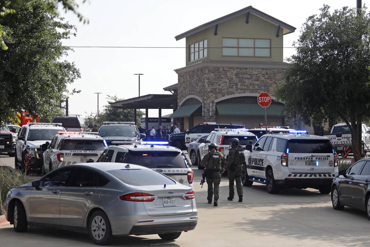 El tiroteo en Allen, Texas, ocurrió la tarde de ayer sábado en un concurrido centro comercial.