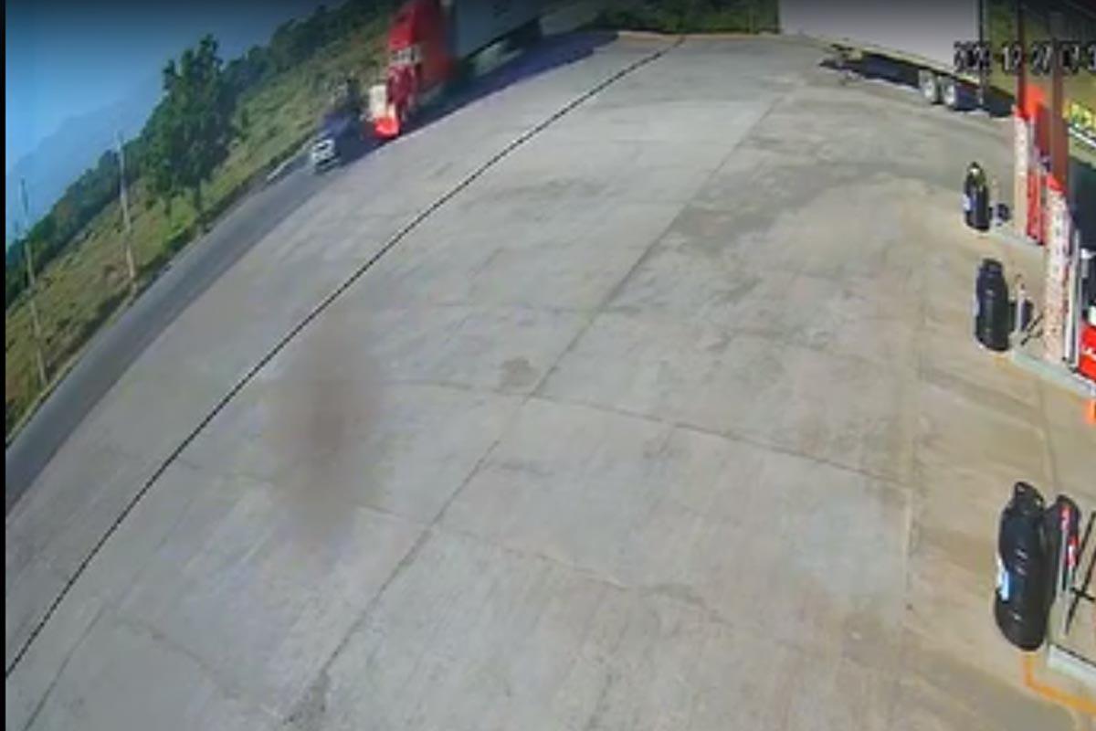 El accidente se registró frente a una gasolinera.