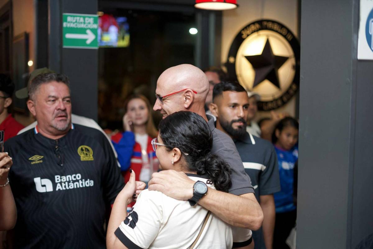 Futbolistas de Olimpia bien acompañados, furor por Elis y festejos del campeón