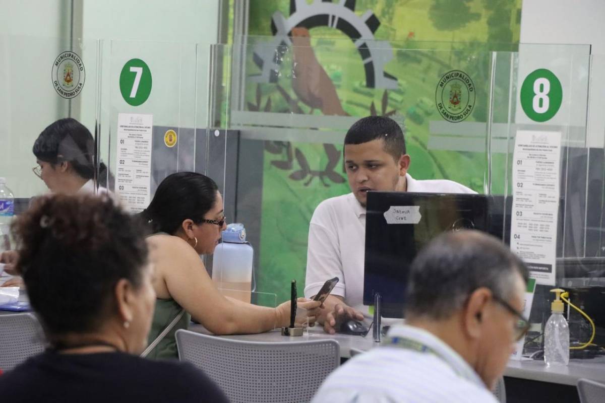 Una ciudadana hace una consulta a un empleado municipal.