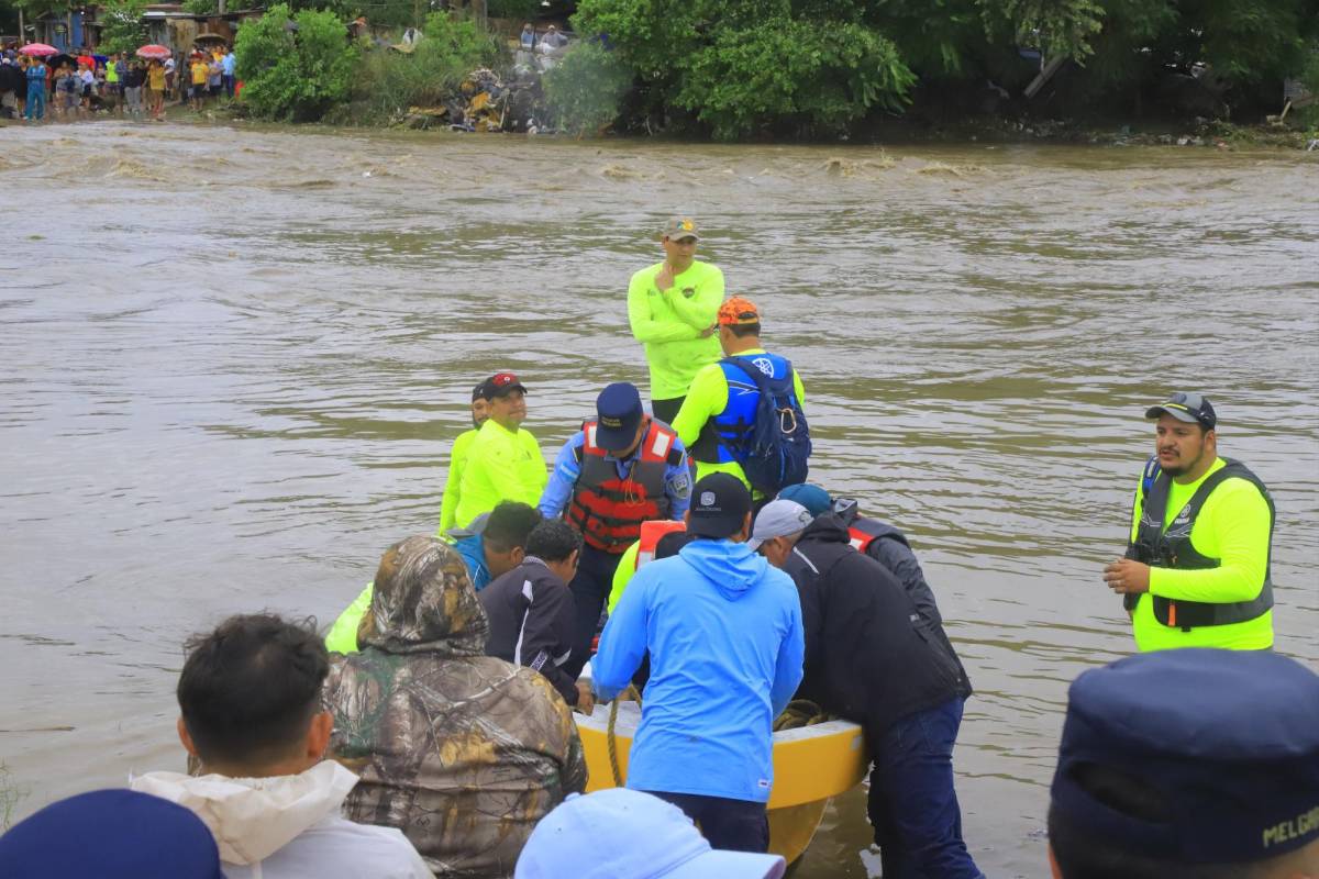 Triste relato de padre hondureño que perdió todo con Sara: “En 10 minutos el agua llenó mi casa”