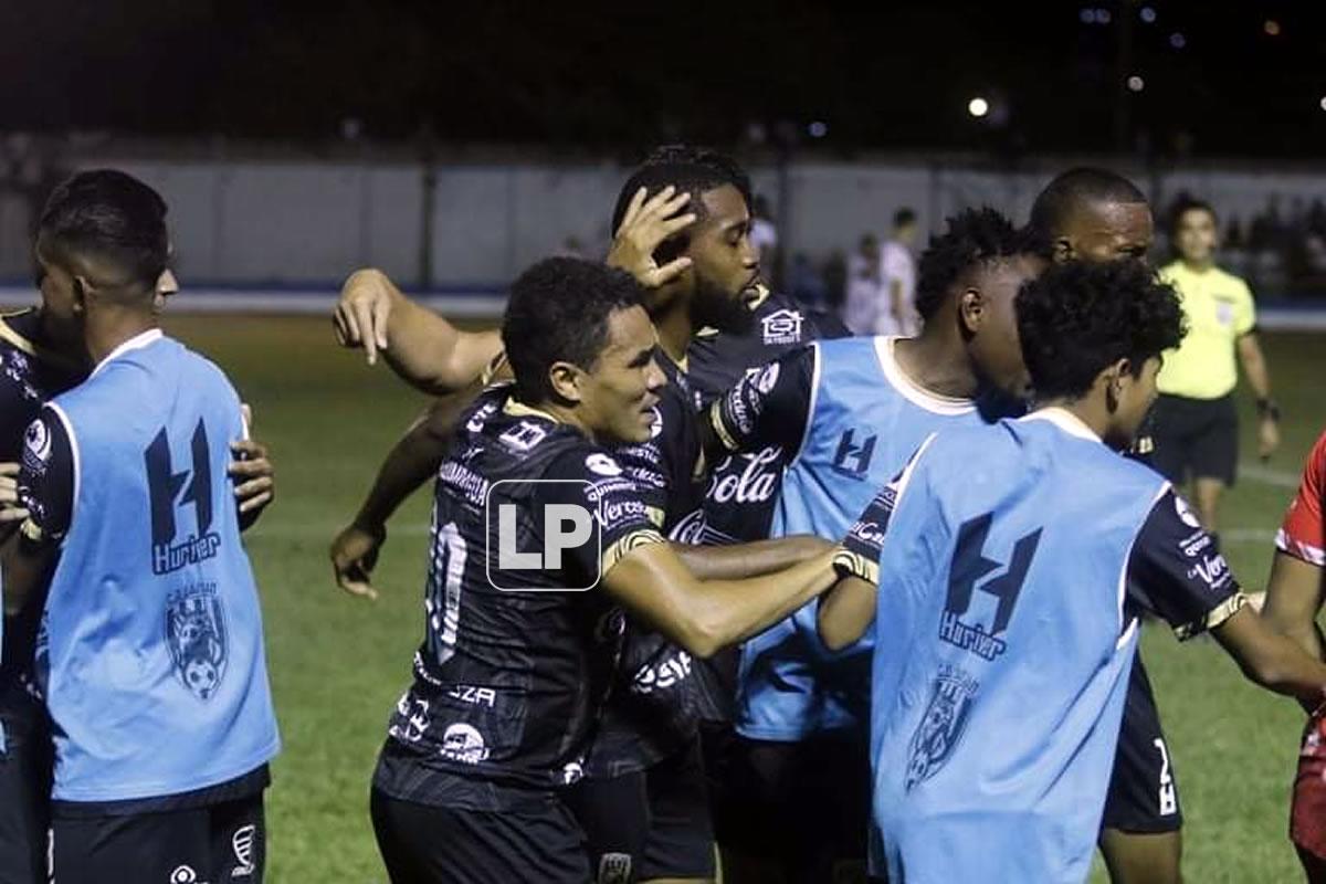 El centrocampista celebrando con sus compañeros el primer gol del juego.