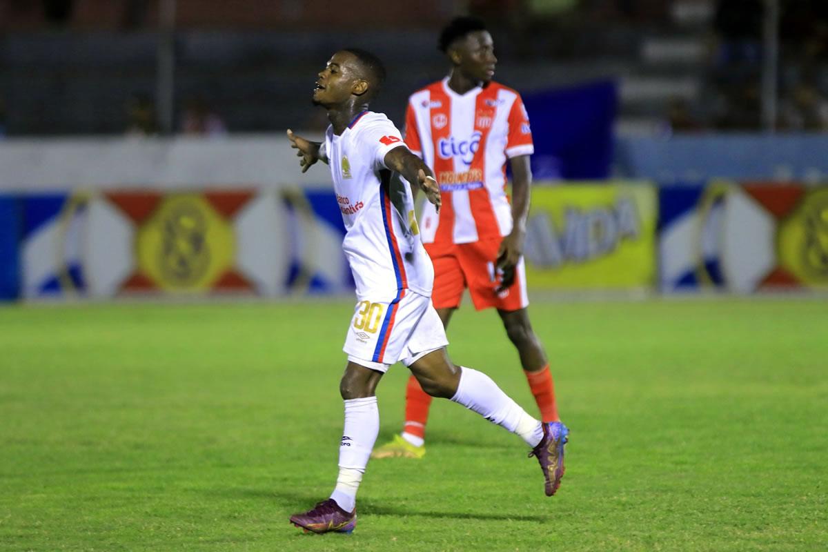 Edwin Solani Solano se estrenó como goleador con el Olimpia en este torneo.