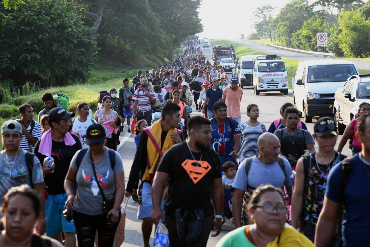 Caravana migrante cambia su ruta hacia la frontera norte de México
