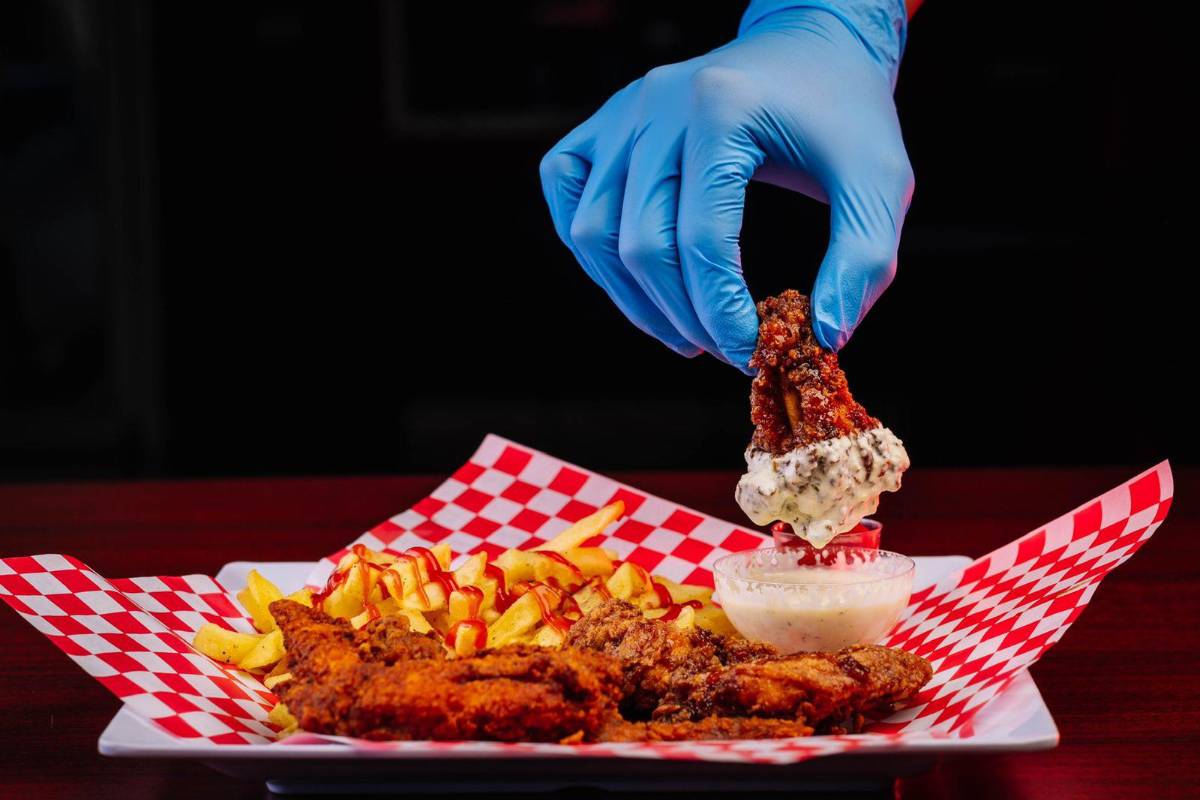 No puede dejar de probar las alitas de pollo con papas fritas.