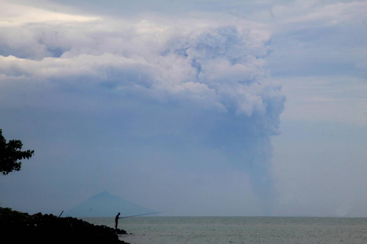 Este volcán ha estado esporádicamente activo desde que emergiera del mar a principios del siglo pasado.