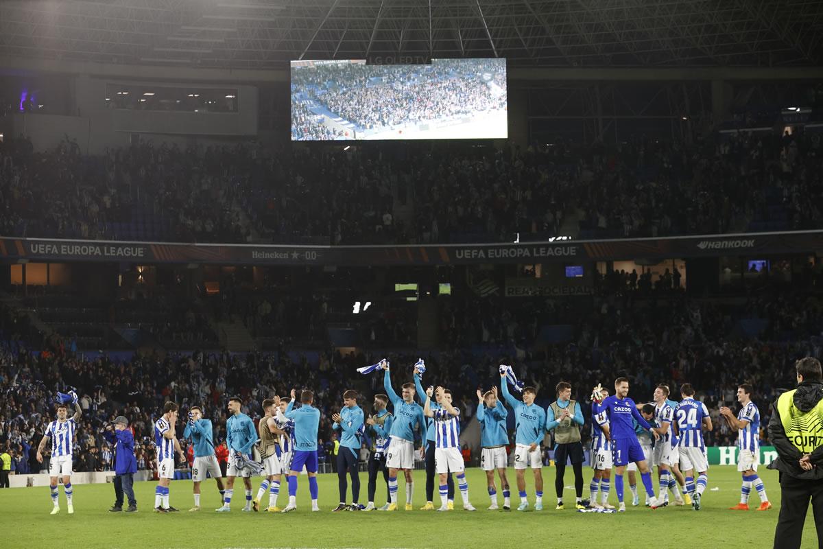 Los jugadores de la Real Sociedad celebran su clasificación como primeros de grupo en la Europa League.