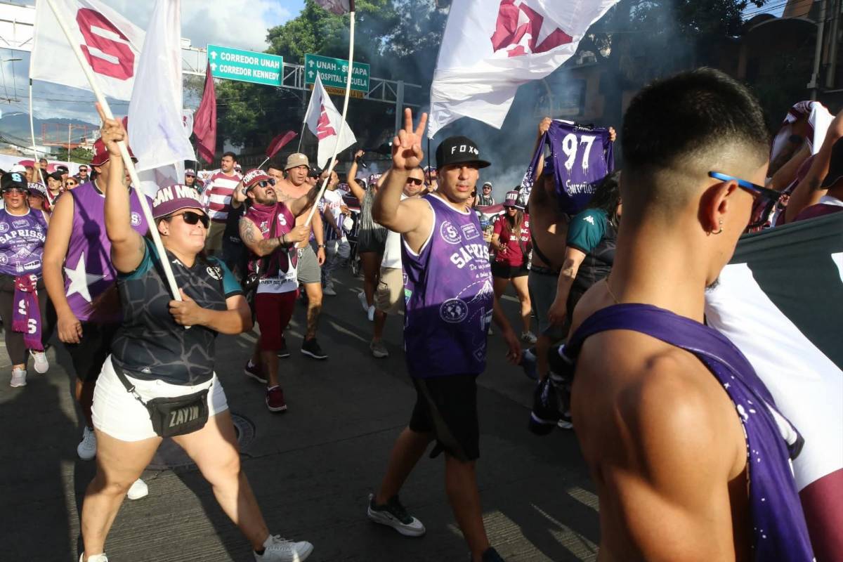 ¡Nadie lo esperaba! Barras de Olimpia y Saprissa protagonizan insólito momento en Tegucigalpa
