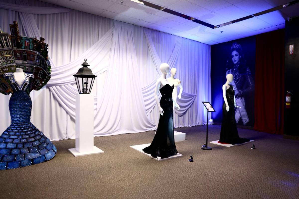 Inauguran exposición con coronas y artículos de colección de Miss Universo