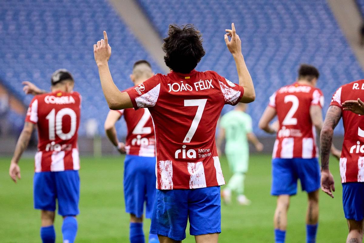 $!Joan Félix celebrando el gol que puso por delante al Atlético.
